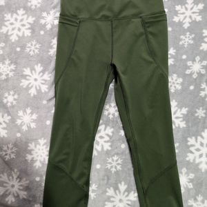 Green cropped leggings with pockets